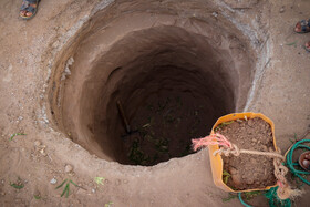 اهالی این روستاها برای دسترسی به آب، اقدام به حفر چاه در کنار منازل خود کرده‌اند. به دلیل کم‌آبی منطقه و گرمای زیاد، چاه‌های حفر شده پس از مدتی خشک می‌شوند.