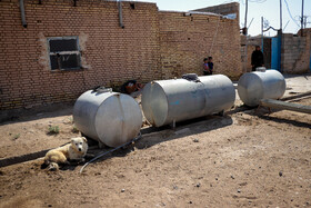 مردم روستا برای ذخیره آب، تانکرهای بیشتری خریداری می‌کنند که در صورت قطعی بتوانند آب ذخیره داشته باشند.