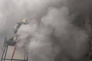 آتش سوزی در برج ۲۱ طبقه/۱۶ نفر از آتش خارج شدند