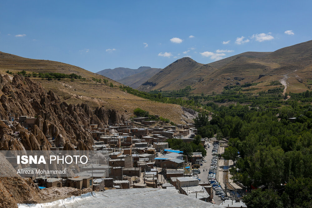 روستای کندوان منطقه ای ییلاقی از رشته کوه های سهند است که معماری طبیعی وخاص آن موجب شهرت جهانی شده است.