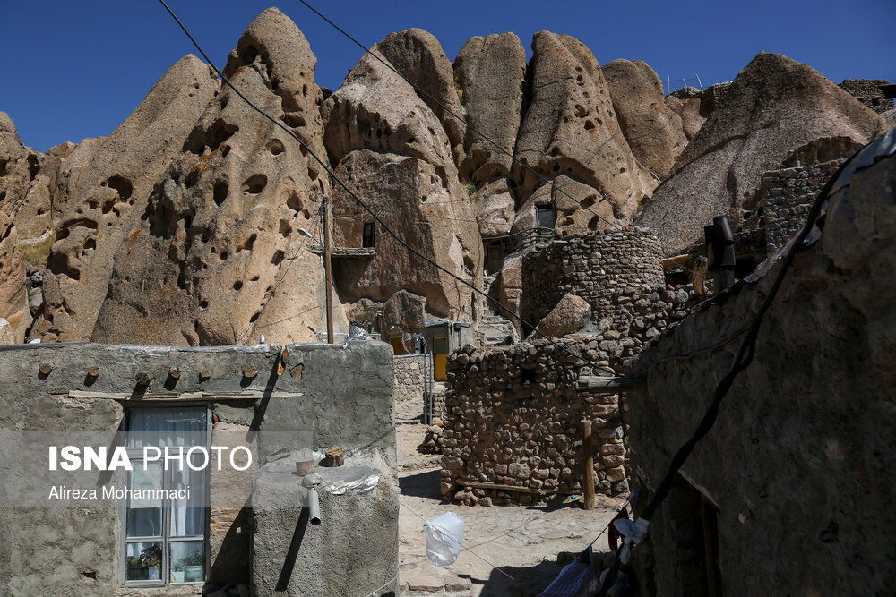 شیوه بنای خانه‌ های این روستا از نوع معماری صخره‌ ای به شکل مخروطی یا کله قندی است و تنها سازه مورد استفاده در خانه‌ های این روستا را سنگ‌ ها تشکیل می‌ دهند.
