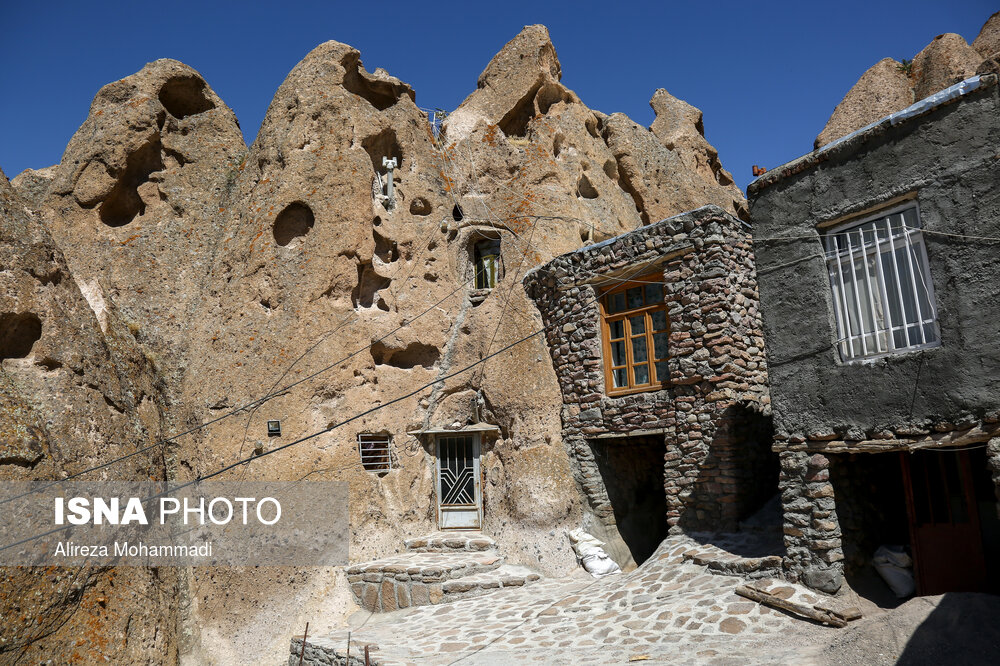 شیوه بنای خانه‌ های این روستا از نوع معماری صخره‌ ای به شکل مخروطی یا کله قندی است و تنها سازه مورد استفاده در خانه‌ های این روستا را سنگ‌ ها تشکیل می‌ دهند.