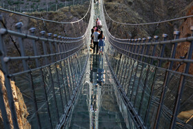 نخستین پل معلق تمام شیشه‌ای قوسی شکل جهان اردبیل