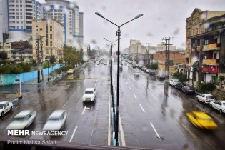 بارندگی در محورهای ۱۲ استان/ترافیک روان در جاده‌ها