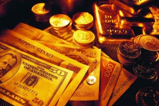 نزولی شدن قیمت جهانی، نرخ ارز و تقاضای سفته‌بازها سکه و طلا را ارزان کرد