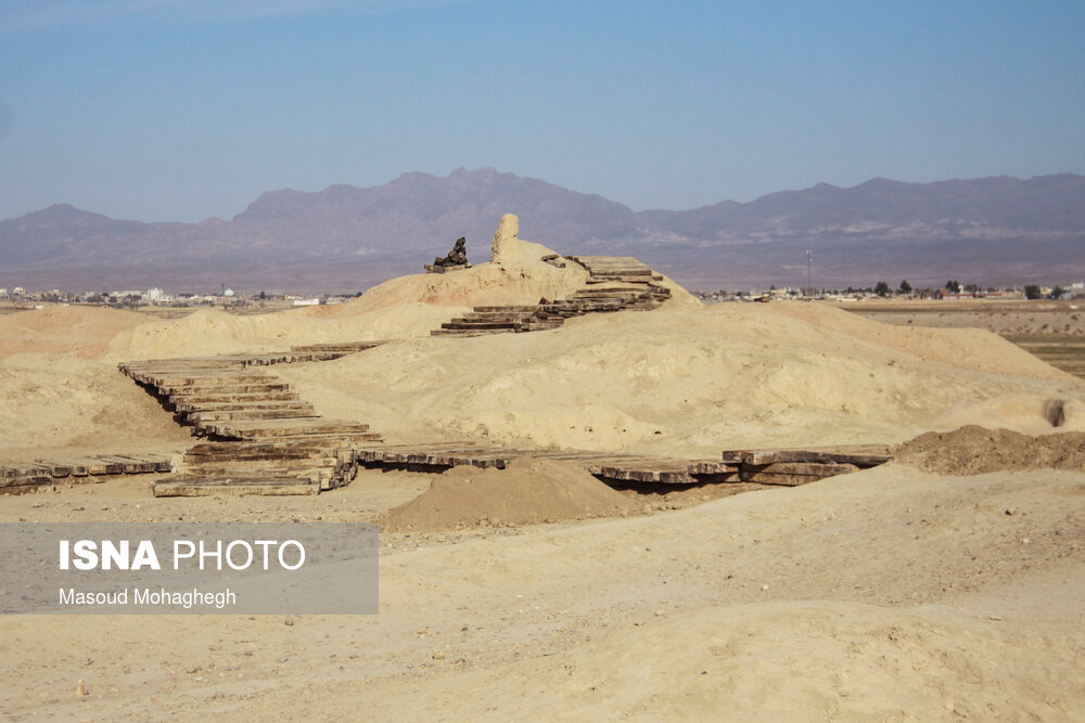 از زمان کاوش های اشمیت در «تپه حصار دامغان» این محوطه به عنوان یکی از محوطه های مبنا برای شناسایی فرهنگ های همزمان در فلات مرکزی ایران مورد استناد باستان شناسان است.