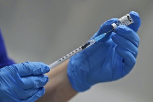 مولوی: وزارت بهداشت نسبت به واکسیناسیون کارگران عملیاتی و اقماری اقدام کند