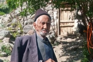 تزریق واکسن کرونا به پیرترین مرد کشور در آذربایجان شرقی