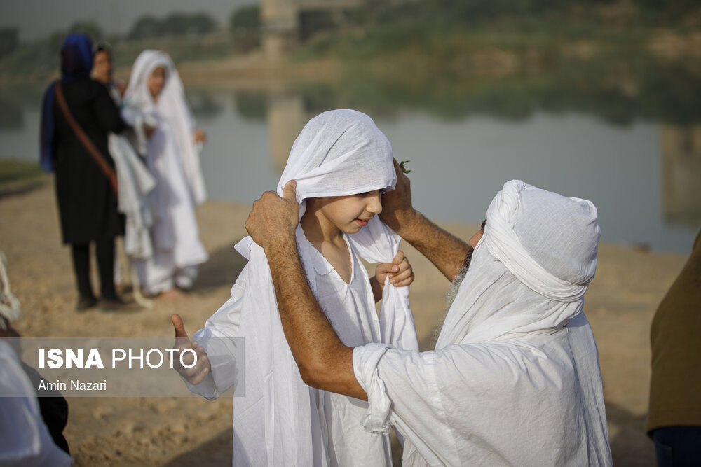 مراسم غسل تعمید کودکان مندایی در رودخانه کارون