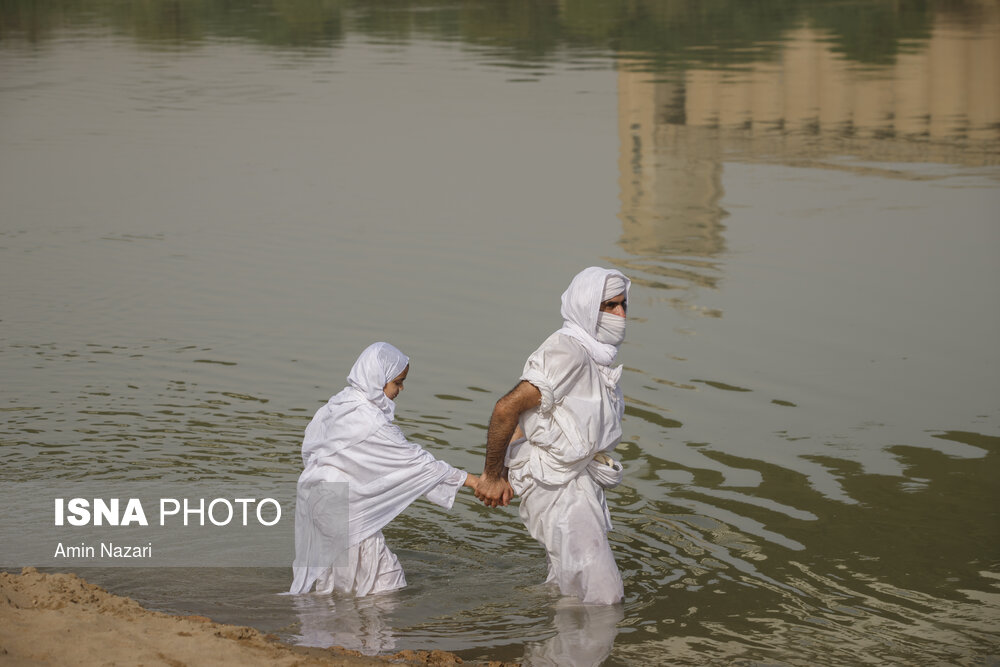 مراسم غسل تعمید کودکان مندایی در رودخانه کارون