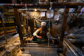 عبای نایین یکی از ساده‌ترین دست بافته‌های ایرانی است که بدون هیچ نقش و البته با ظرافت خاصی بافته می شود.