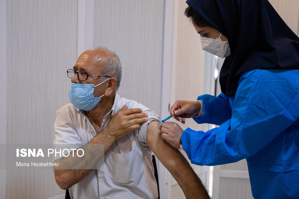محمد صیاد (عکاس) در موسسه هنرمندان پیشکسوت جهت واکسیناسیون