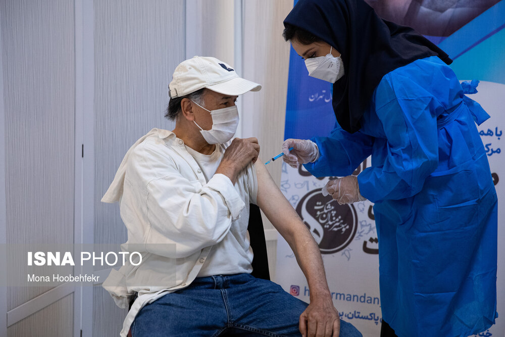 افشین بختیار (عکاس)در موسسه هنرمندان پیشکسوت جهت واکسیناسیون