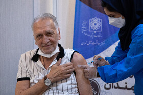 احمد نجفی در موسسه هنرمندان پیشکسوت جهت واکسیناسیون