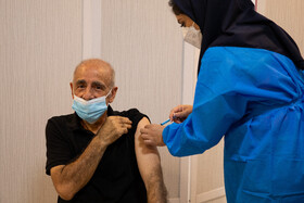 محسن شاندیز(عکاس) در موسسه هنرمندان پیشکسوت جهت واکسیناسیون