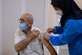 محمد صیاد (عکاس) در موسسه هنرمندان پیشکسوت جهت واکسیناسیون