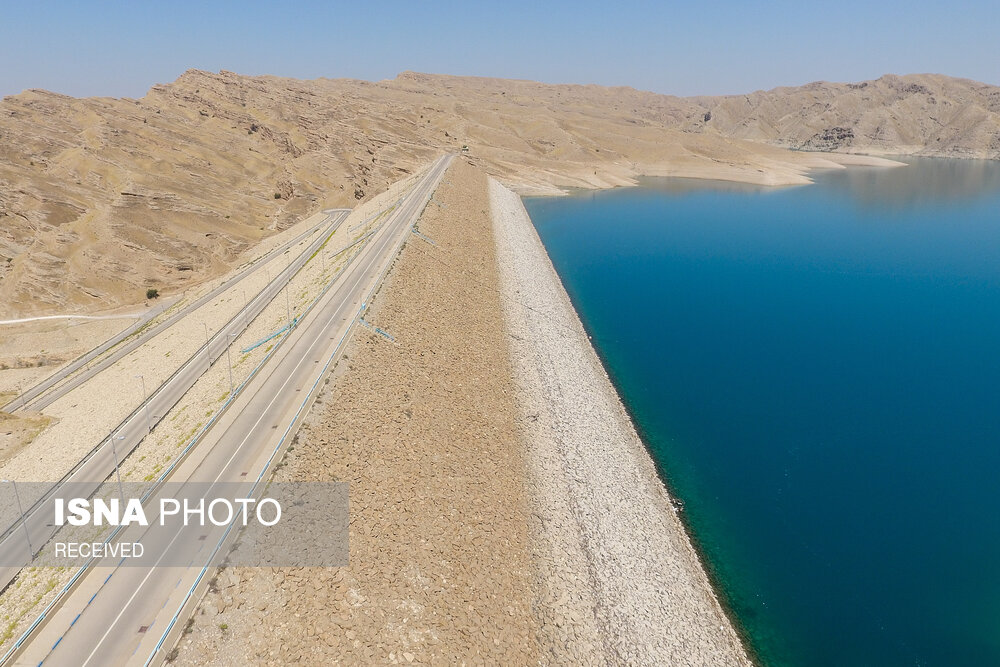 سد مخزنی جره در خوزستان و در ۳۵ کیلومتری شمال شرقی رامهرمز یکی از سدها است که تنش آبی باعث شده تا مخزن آن خالی تر از همیشه باشد.