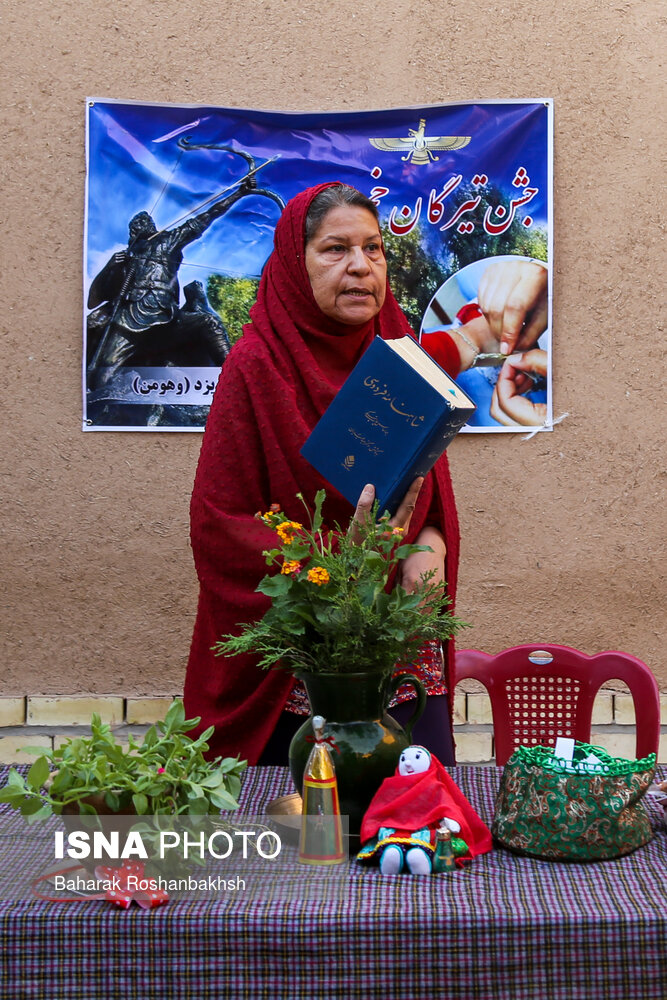 بانو زرتشتی در حال شاهنامه خوانی در جشن تاریخی تیرگان - یزد