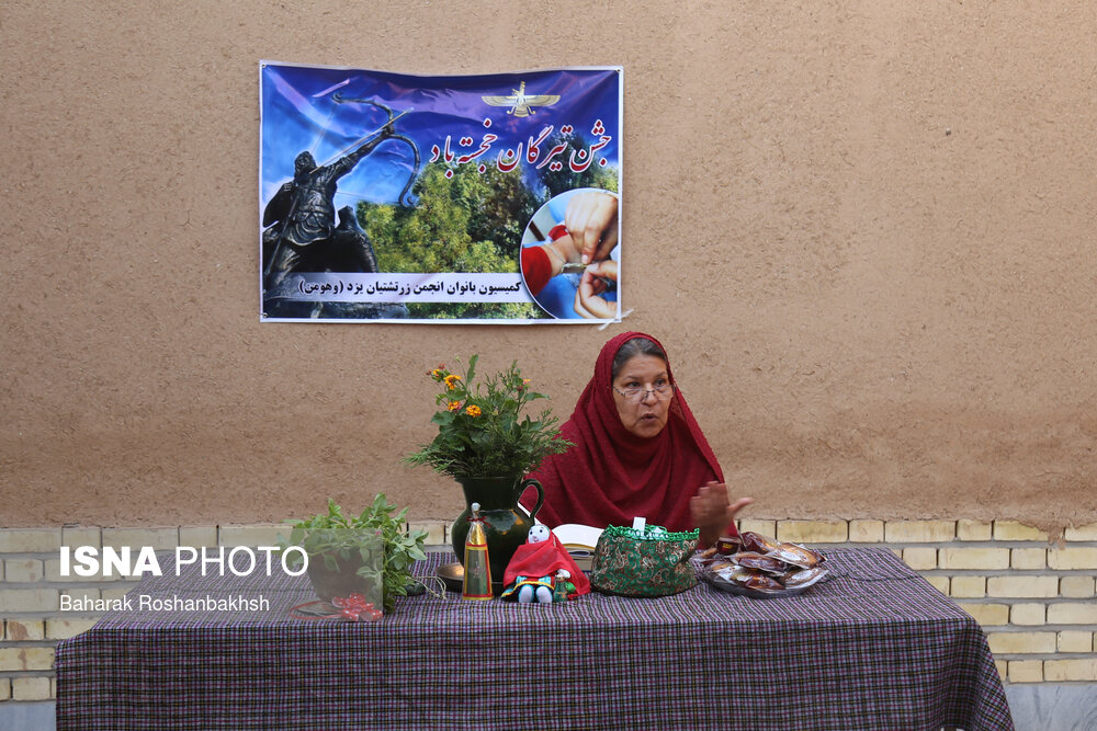 بانوی زرتشتی درحال شاهنامه خوانی در جشن تاریخی تیرگان - یزد