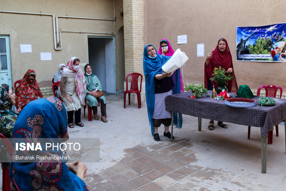 اهدای جایزه به کودکان که با لباس سنتی در جشن در جشن تاریخی تیرگان یزد حضور پیدا کرده بودند.