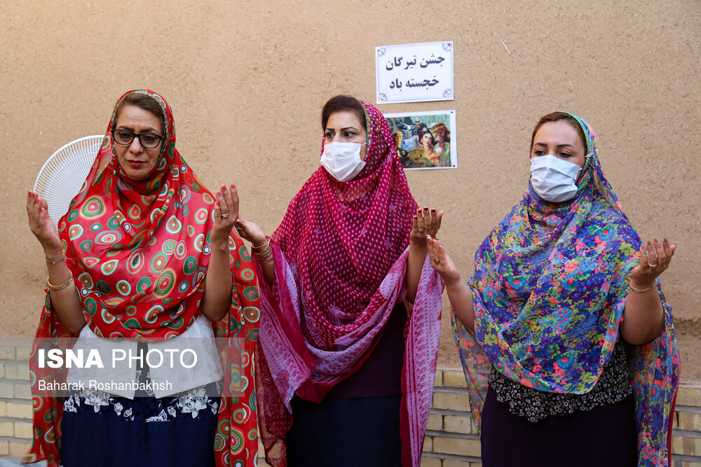 بانوان زرتشتی در حال نیایش جمعی در جشن تاریخی تیرگان - یزد