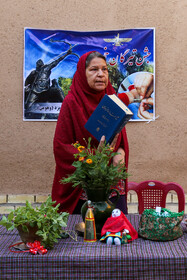 بانو زرتشتی در حال شاهنامه خوانی در جشن تاریخی تیرگان - یزد