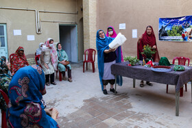 اهدای جایزه به کودکان که با لباس سنتی در جشن در جشن تاریخی تیرگان یزد حضور پیدا کرده بودند.