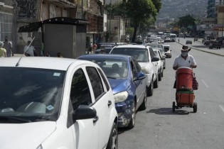 بازگشت صف‌های کیلومتری برای بنزین در ونزوئلا
