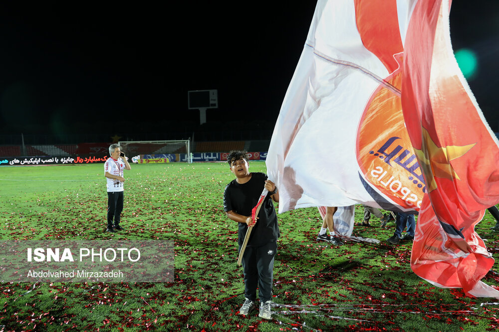 شادی هانی نوروزی فرزند مرحوم هادی نوروزی در جشن قهرمانی پرسپولیس در لیگ برتر فوتبال