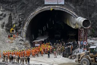 ریزش تونل در هند؛ نجات کارگران پس از ۱۷ روز تلاش نفس‌گیر