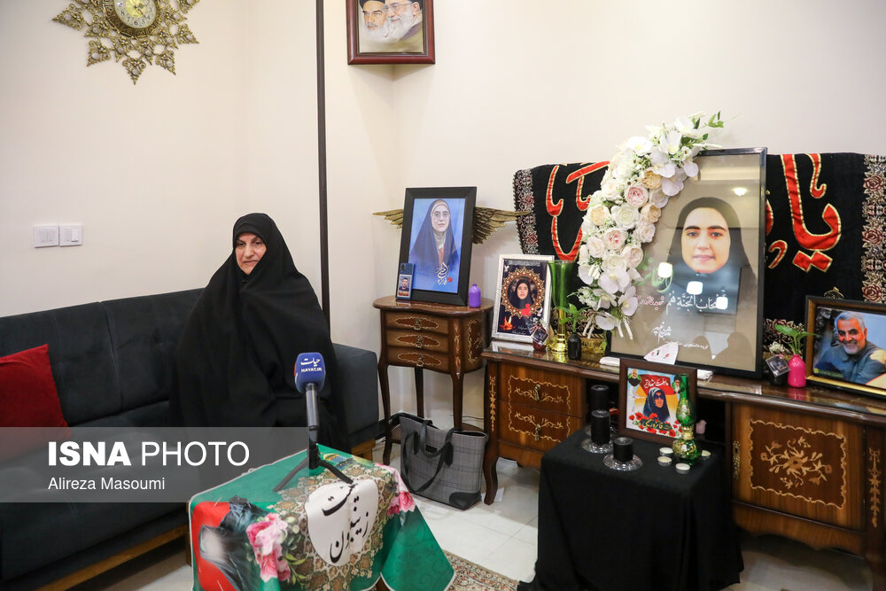حضور آسیه شیرودی، خواهر شهید علی اکبر شیرودی در منزل شهیده فائزه رحیمی