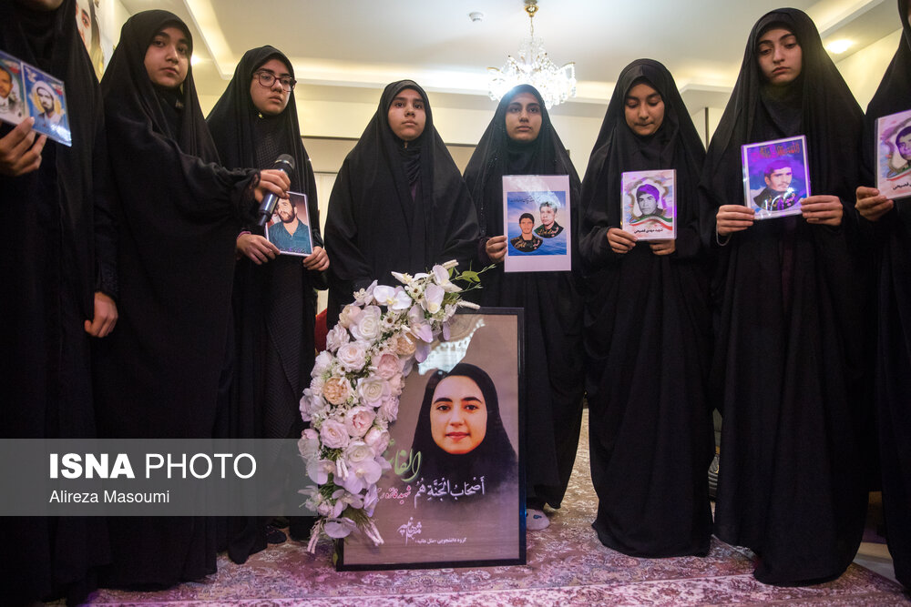 حضور جمعی از خانواده‌های شهدا در منزل شهیده فائزه رحیمی