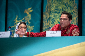 شمون فاروق بازیگر فیلم دروغ‌های زیبا در نشست خبری اولین روز از چهل و دومین جشنواره فیلم فجر
