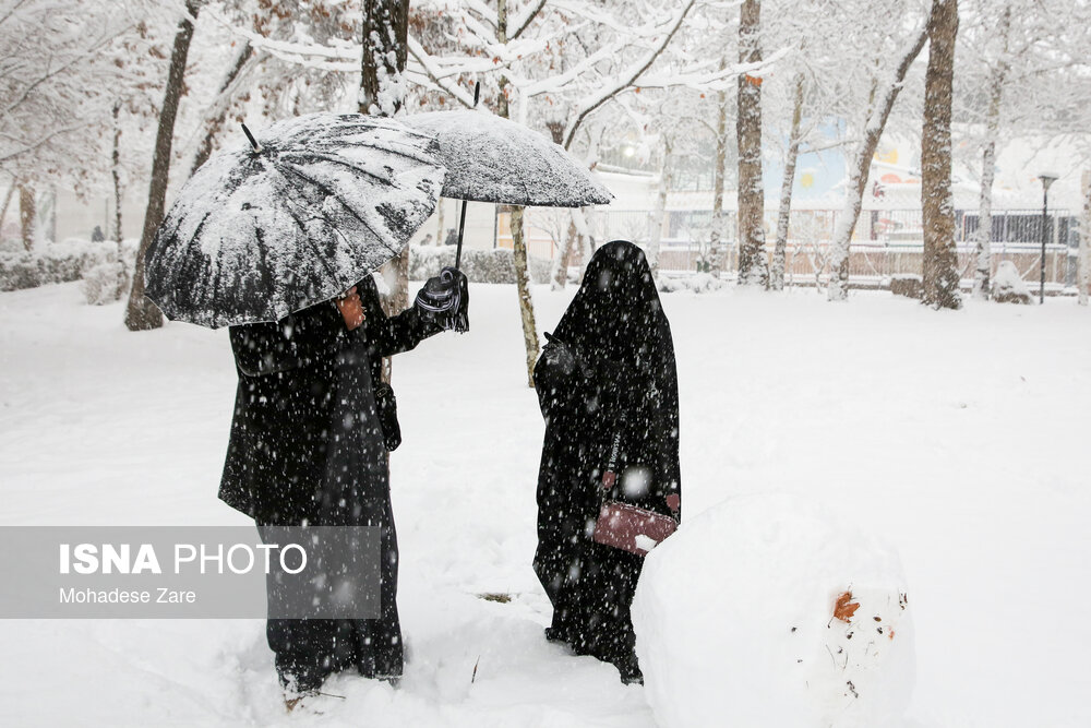 خوشحالی مردم مشهد پس از بارش برف