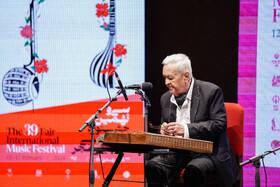 اجرای فضل الله توکل در چهارمین شب سی و نهمین جشنواره موسیقی فجر در تالار رودکی
