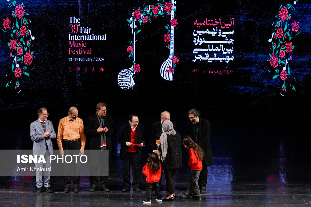 تقدیر از برگزیدگان در مراسم اختتامیه سی و نهمین جشنواره بین‌المللی موسیقی فجر