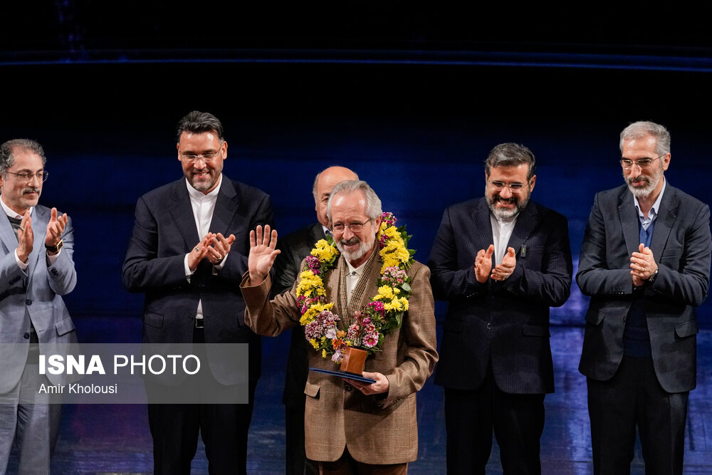 تقدیر از همایون رحیمیان، آهنگساز و نوازنده پیشکسوت ویلن در مراسم اختتامیه سی و نهمین جشنواره بین‌المللی موسیقی فجر