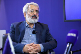 عباس سلیمی نمین فعال سیاسی در غرفه ایسنا