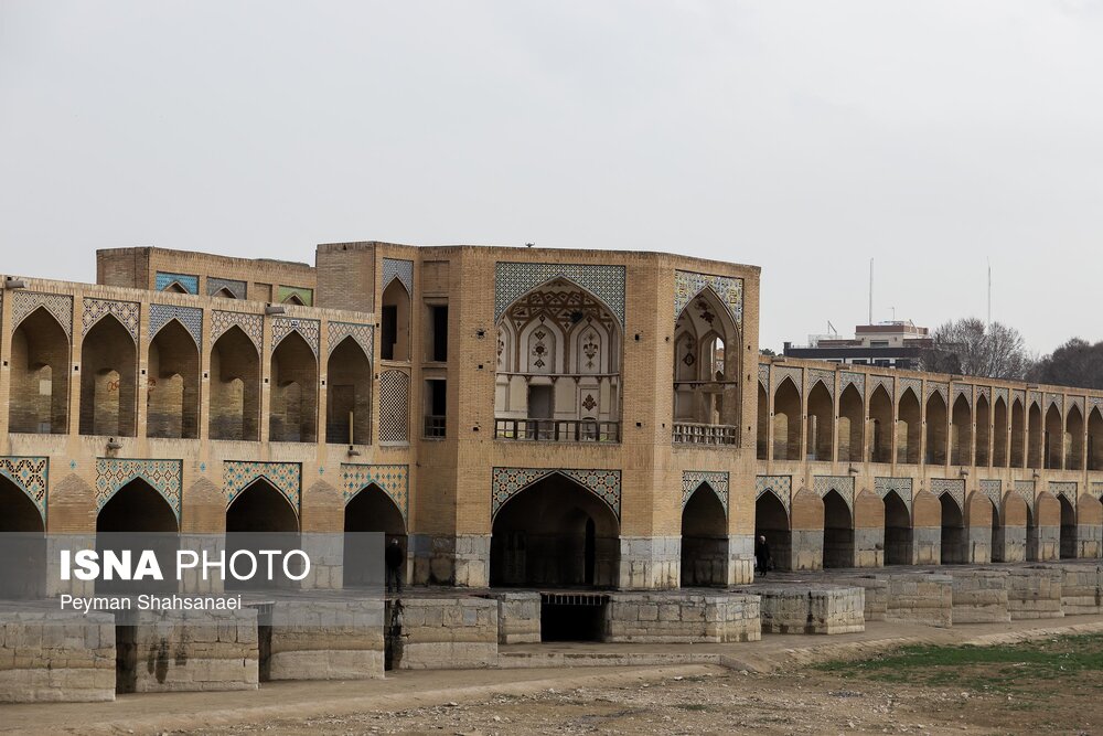 آثار به جا مانده از آسیب به پل تاریخی خواجو، اصفهان در مراسم چهارشنبه سوری