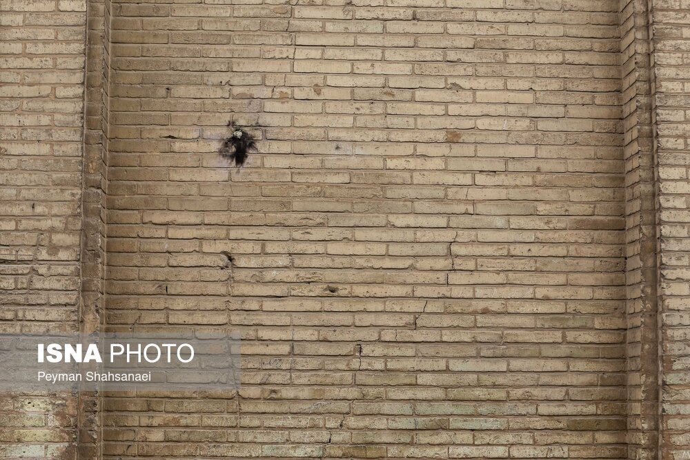 آثار به جا مانده از آسیب به پل تاریخی خواجو، اصفهان در مراسم چهارشنبه سوری