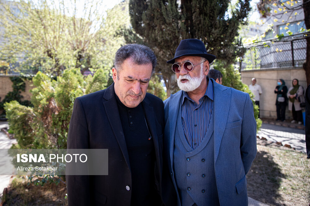 از راست: غلامرضا موسوی، تهیه‌کننده و محمود گبرلو منتقد سینما در مراسم تشییع پیکر رضا داودنژاد