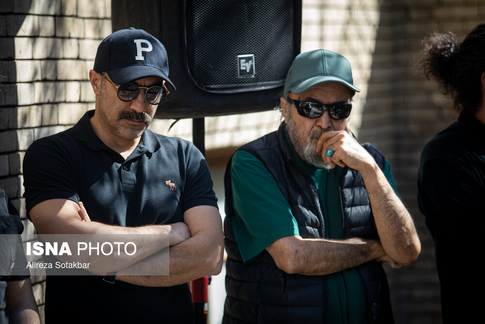 از راست: سیروس مقدم،کارگردان و محسن تنابنده، بازیگر در مراسم تشییع پیکر رضا داودنژاد