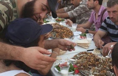 تصاویر/غذا خوردن داعشی ها