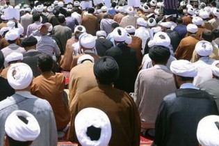تجمع طلاب مقابل دفتر لاریجانی در قم