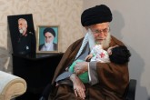 عکس/ رهبر انقلاب در منزل سردار همدانی  <img src="/images/picture_icon.gif" width="16" height="13" border="0" align="top">
