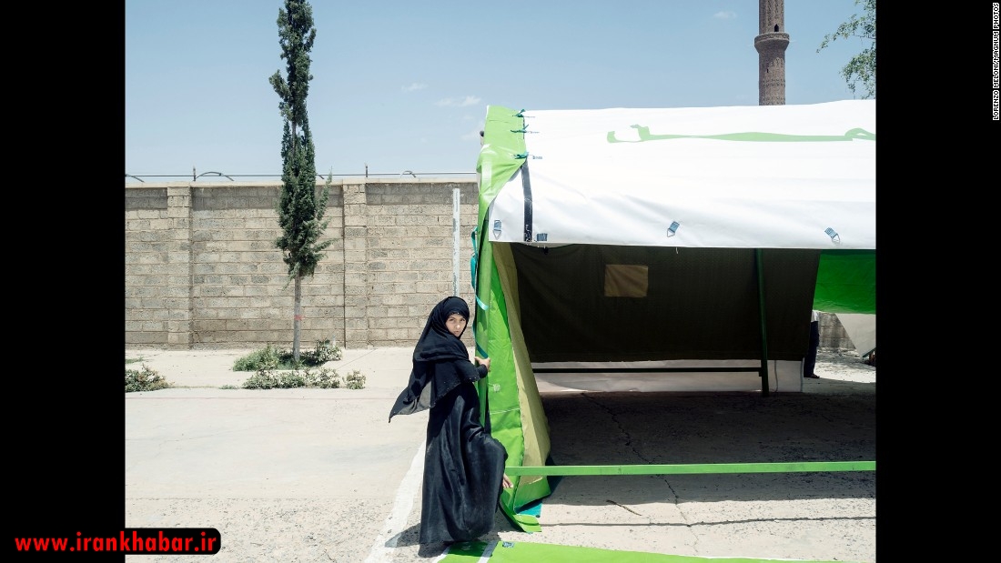 یک پناهجو در کنار محل چادر جدید