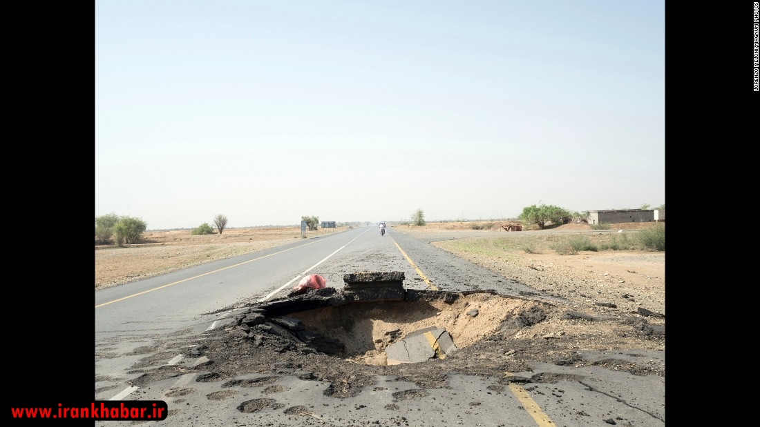 اثر یک موشک جنگنده های سعودی در وسط جاده