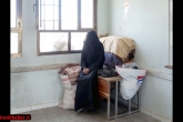 زنی که همسرش را در حملات هوایی سعودی از دست داده و حالا این مدرسه خانه و محل زندگی اوست.
