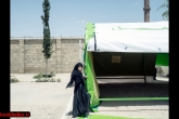 یک پناهجو در کنار محل چادر جدید