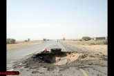 اثر یک موشک جنگنده های سعودی در وسط جاده